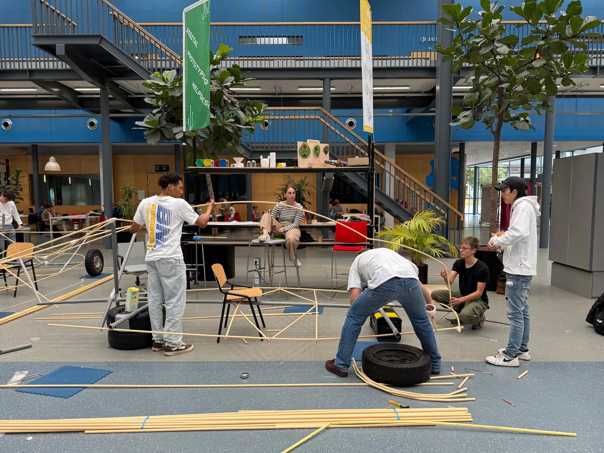 Teamleden bouwen in de projecthal het frame van de PVC-car