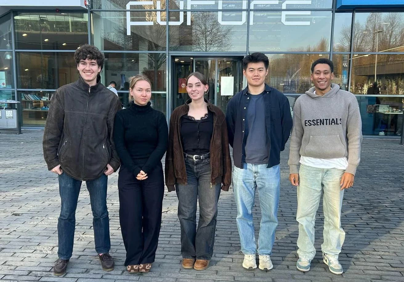 Het projectteam van Mobility Systems Design voor een glazen gevel met de letters FUTURE